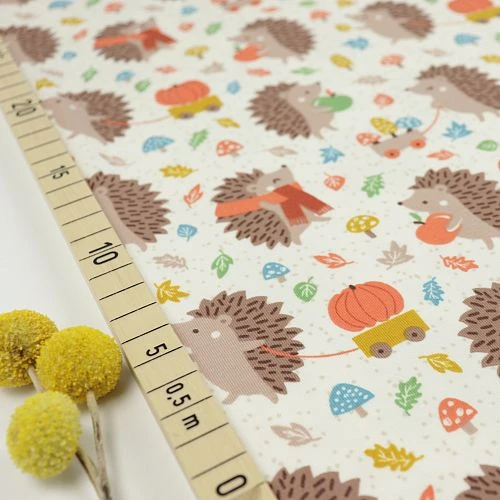 Bio Jersey Motiv Pucky Der Igel Von Stoffonkel In Weiß Beige 1 Bio Jersey Motiv Pucky Der Igel Von Stoffonkel In Weiß Beige