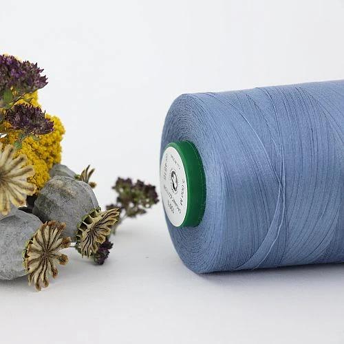 Nähgarn Dusk Blau 100% Bio Baumwolle Scanfil 5000m Kone 2 Nähgarn Dusk Blau 100% Bio Baumwolle Scanfil 5000m Kone – Bild 2