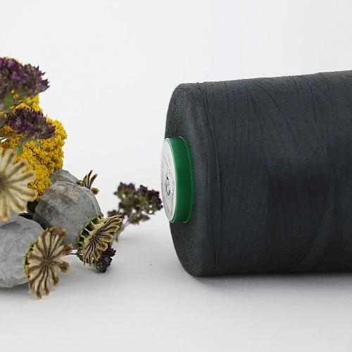 Nähgarn Karbon Grau 100% Bio Baumwolle Scanfil 5000m Kone 2 Nähgarn Karbon Grau 100% Bio Baumwolle Scanfil 5000m Kone – Bild 2