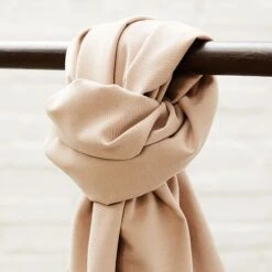 SOFT STRETCH TWILL In Warm Sand Von Meet Milk