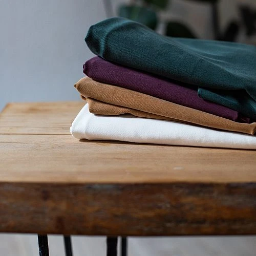 SOFT STRETCH TWILL In Maroon Von Meet Milk 3 SOFT STRETCH TWILL In Maroon Von Meet Milk – Bild 3